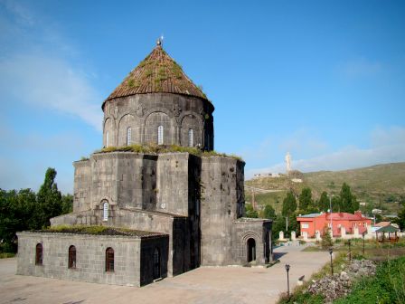 Kars_Church_Of_The_Apostles_2009.JPG